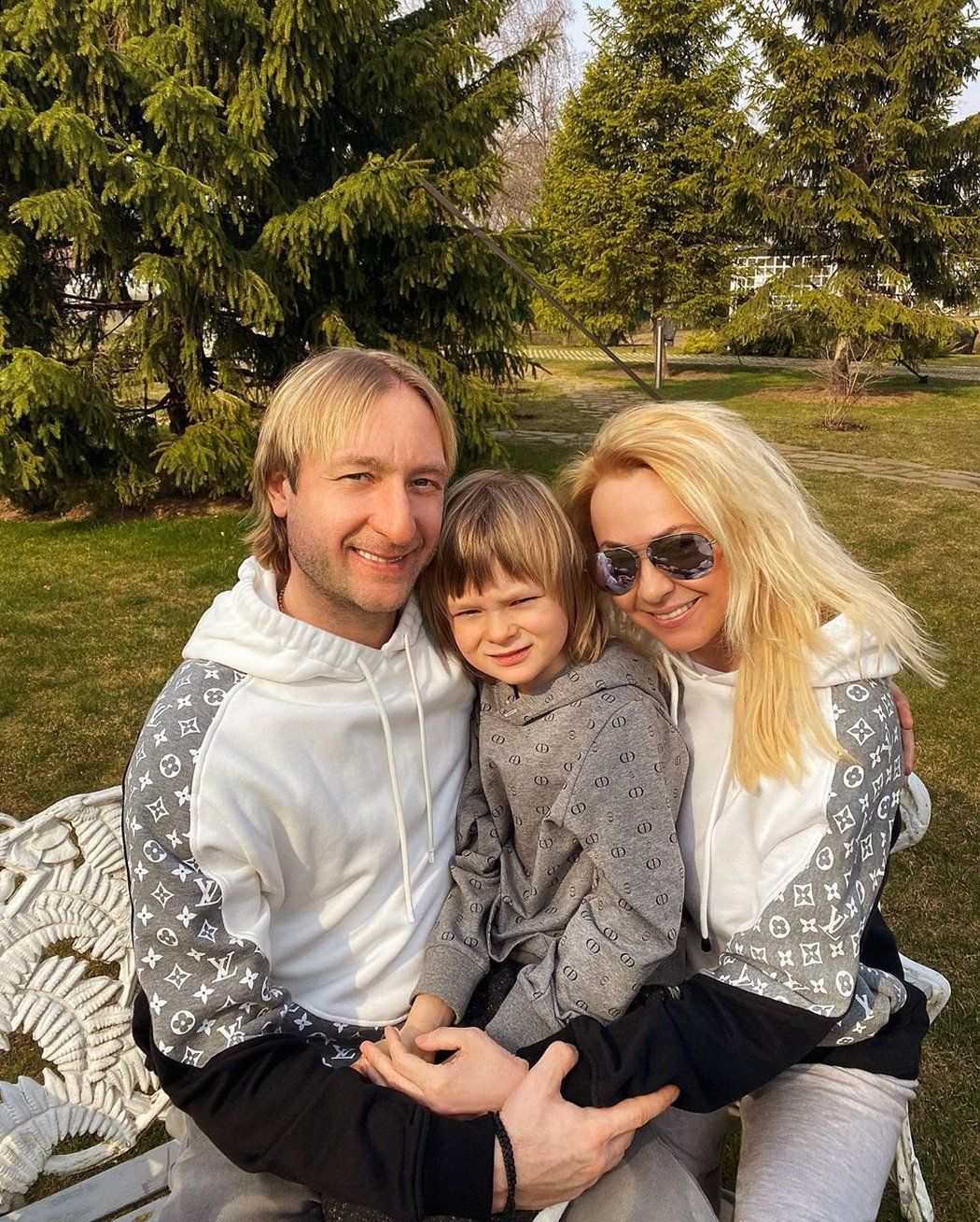 Devítiletý Alexander, syn krasobruslaře Jevgenije Pljuščenka a Jany Rudkovské, se stal terčem modelky Milany Tjulpanové. Podle ní měl Saša pít alkohol