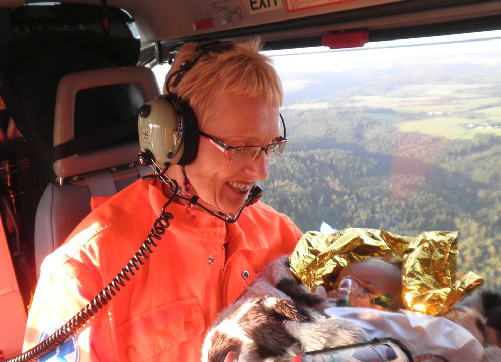 Ve vrtulníku letecké záchranné služby se ocitají lidé bez ohledu na jejich věk.