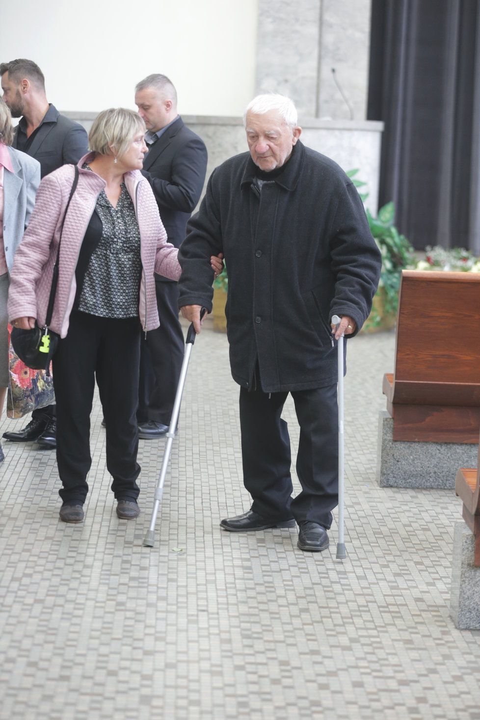 Zdeněk Srstka se na pohřbu Jany Skálové při chůzi musel jistit z každé strany holemi