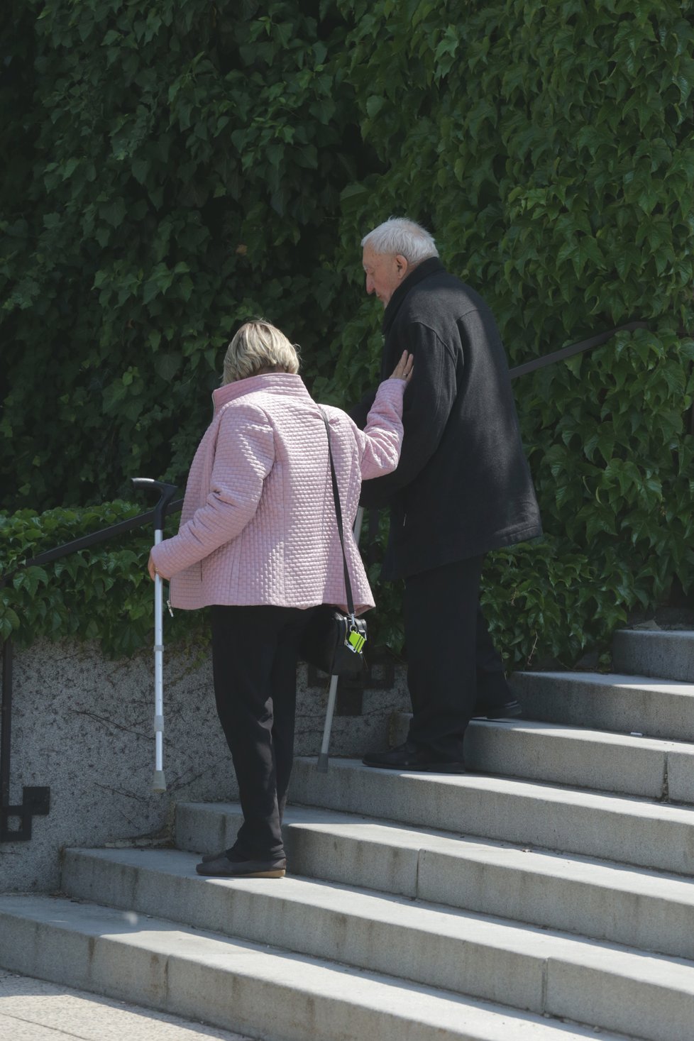 Zdeněk Srstka na pohřbu Jany Skálové . Ze schodů ho musela přidržovat manželka