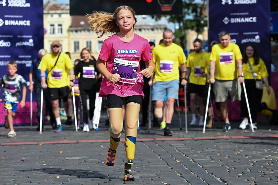 Jana Štěpanenková (12) při ruském bombardování přšila o obě nohy. Ve Lvově běžela půlmaraton.