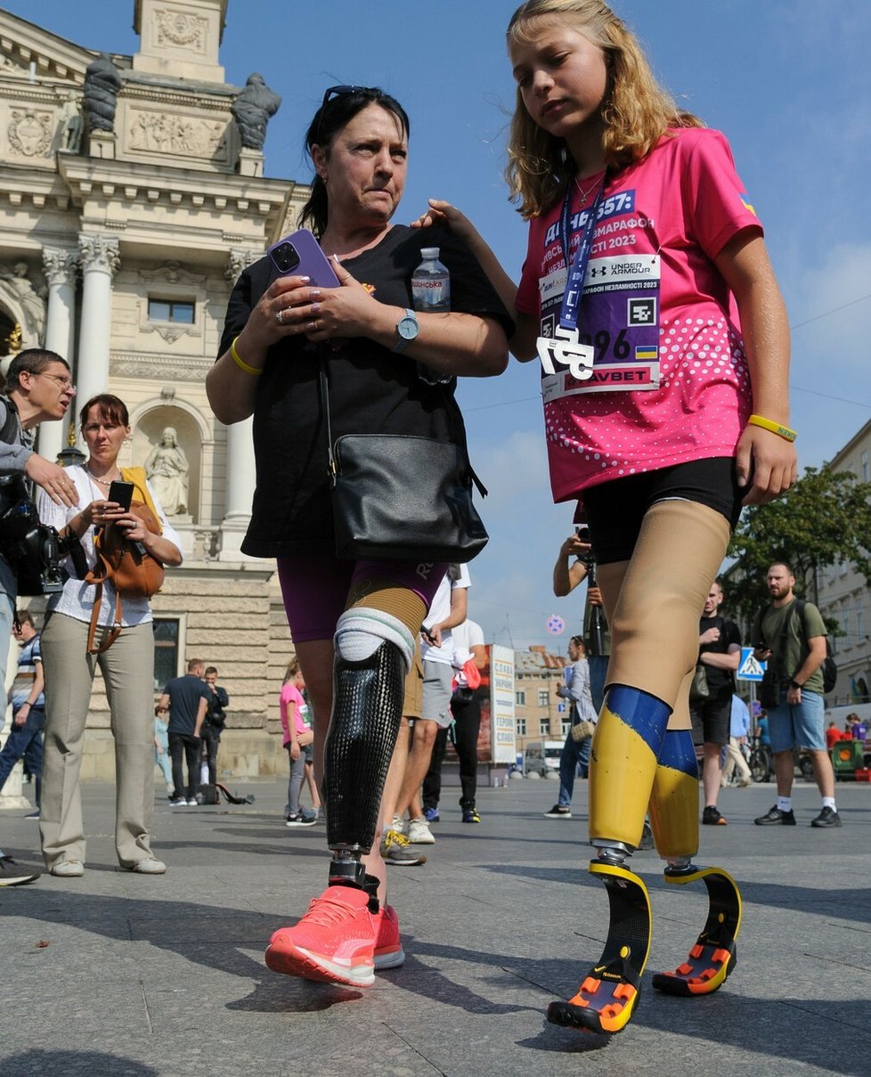 Jana Štěpanenková (12) při ruském bombardování přšila o obě nohy. Ve Lvově běžela půlmaraton.