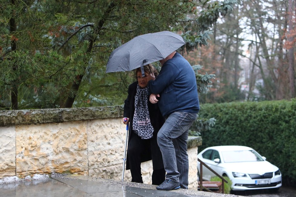 Pohřeb Jany Štěpánkové - Jiřina Bohdalová přišla v doprovodu a o berli.