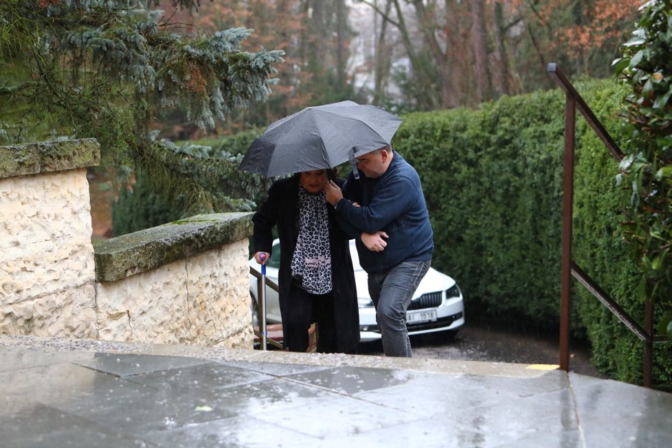 Pohřeb Jany Štěpánkové - Jiřina Bohdalová přišla v doprovodu a o berli.