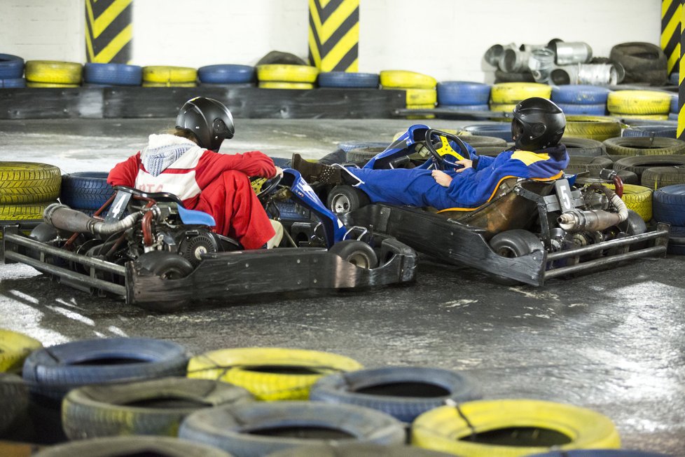 Janu Strykovou alias sestřičku Kateřinu čeká po zběsilé jízdě na motokárách prudký náraz.