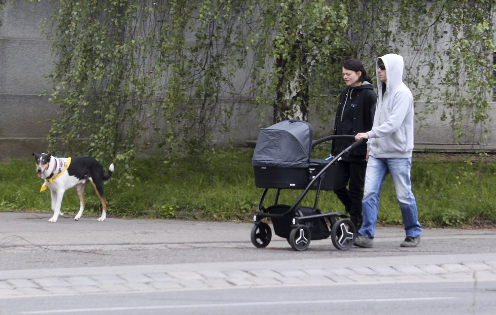 Jana Stryková se svým přítelem Matějem a synem Jáchymem na procházce.