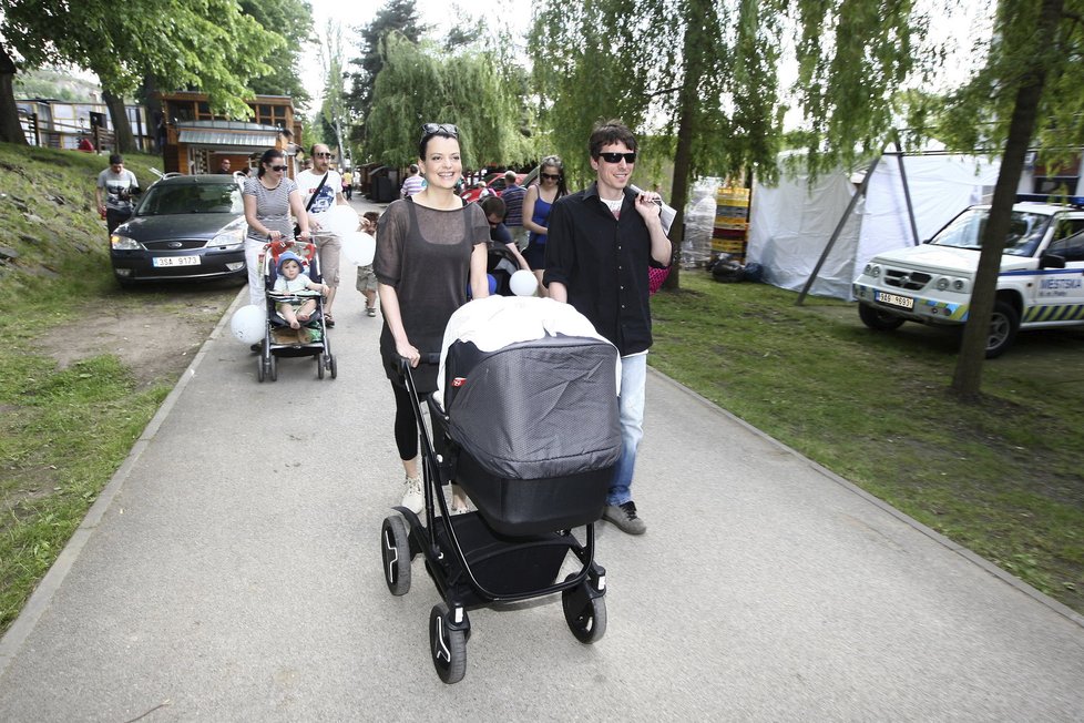 Jana Stryková s kočárkem a svým přítelem Matějem Matuškou.