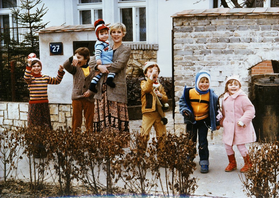 S tebou mě baví svět: Zleva - KAČENKA (Marta Buchtíková, 47), BERTÍK (Marek Dvořák, 49), MATÝSEK  (Lukáš Pelánek, 42), Kateřina Horáková (Jana Šulcová, †76), MÍŠA (Václav Korda, 46), PEPÍNO (Cyril Křůpala, 47), DÁŠENKA (Zuzana Lisová, 45)