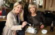 Herečky Jana Švandová a Sabina Laurinová spolu hrají v novém sitcomu Drahá tchyně matku s dcerou. Teď využily volné chvílku mezi svými pracovními povinnostmi a sešly se spolu v centru Prahy na kafe, aby zavzpomínaly na natáčení seriálu.