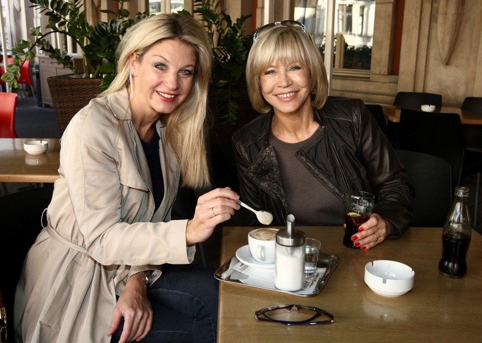Herečky Jana Švandová a Sabina Laurinová spolu hrají v novém sitcomu Drahá tchyně matku s dcerou. Teď využily volné chvílku mezi svými pracovními povinnostmi a sešly se spolu v centru Prahy na kafe, aby zavzpomínaly na natáčení seriálu.