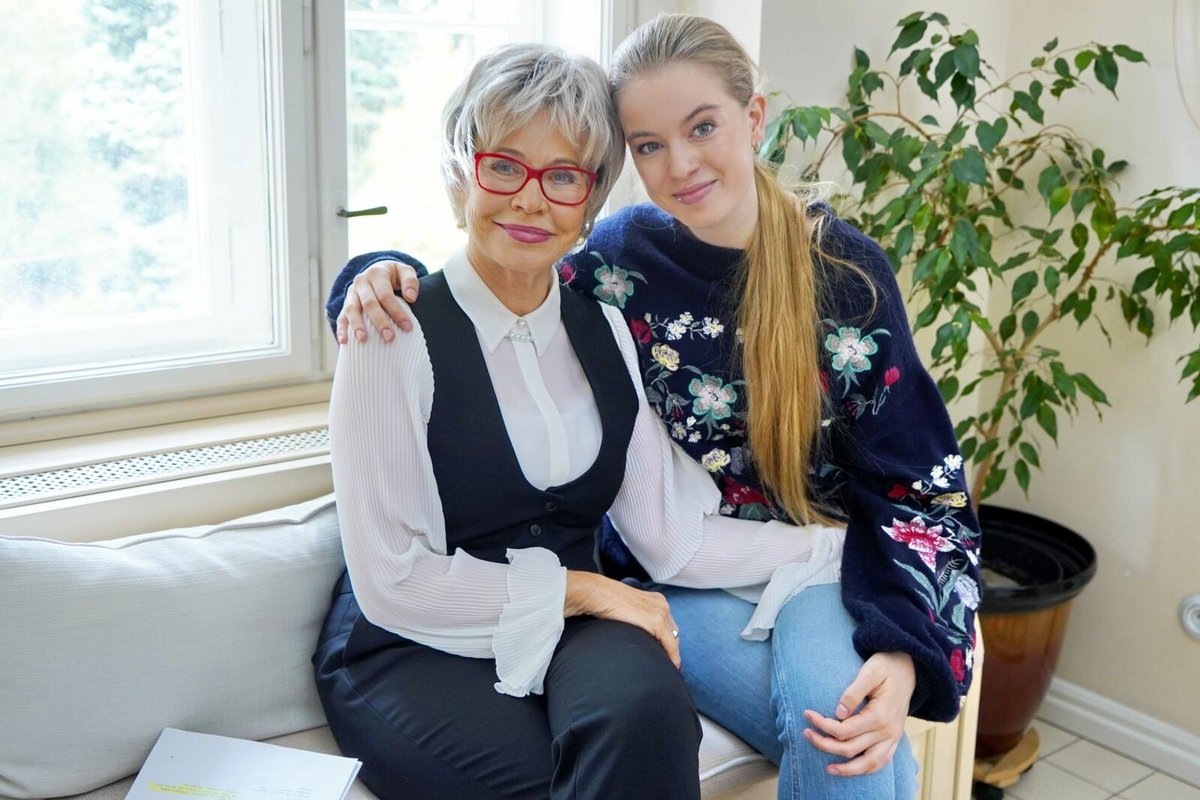 Hvězda seriálu ZOO Jana Švandová se seriálovou vnučkou Míšou Pecháčkovou.