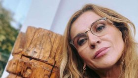 Jana Vaľová na své zahradě (listopad 2025).