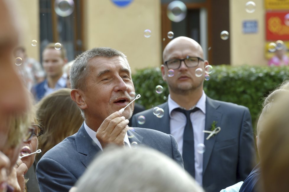 Andrej Babiš na svatbě hejtmanky Jany Vildumetzové (oba ANO)