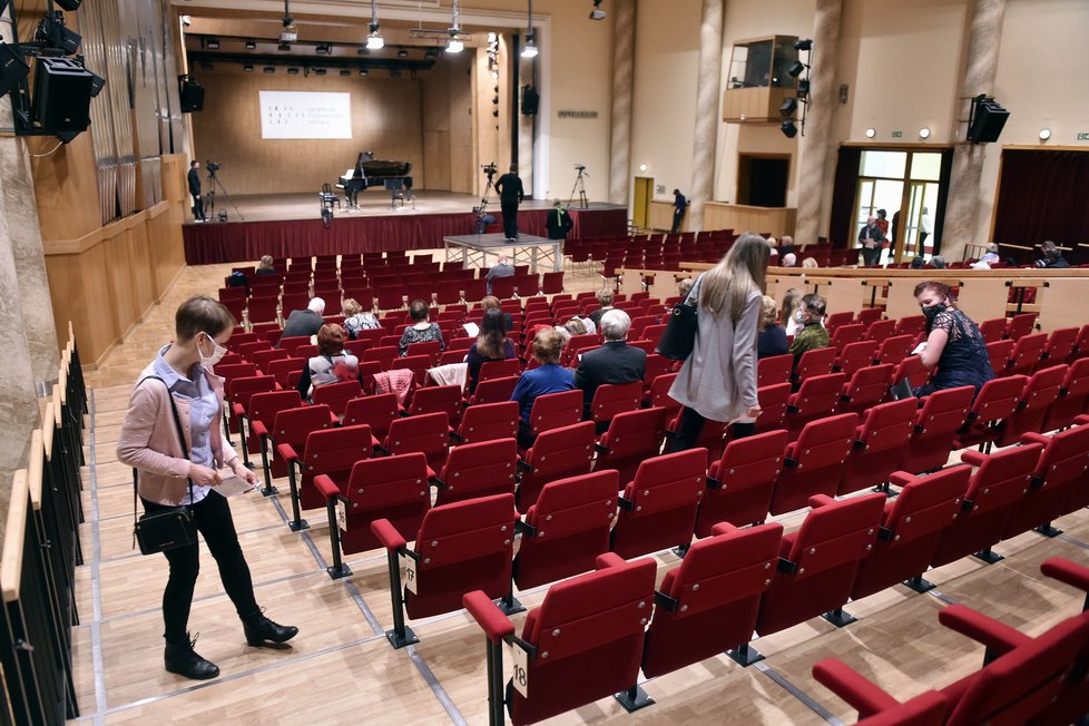 V Česku se již mohou konat představení, využila toho třeba Janáčkova filharmonie Ostrava (14. 5. 2020).