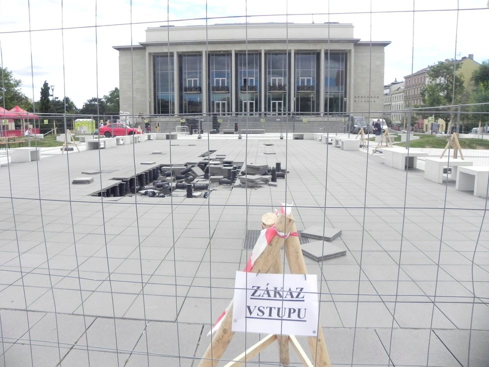 Janáčkovo divadlo prochází rekonstrukcí. Při ní stavbaři odhalili nebezpečný azbest.