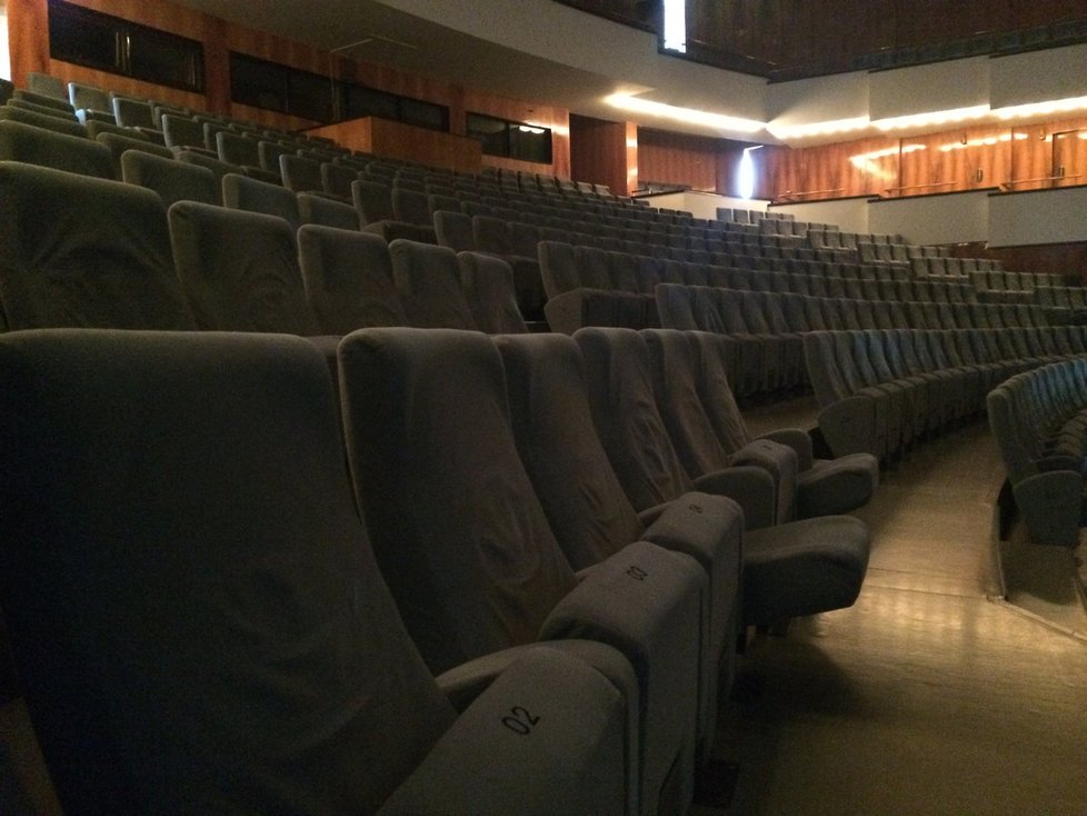 Janáčkovo divadlo prochází rekonstrukcí. Při ní stavbaři odhalili nebezpečný azbest. Do sálu se vešlo 1383 diváků.