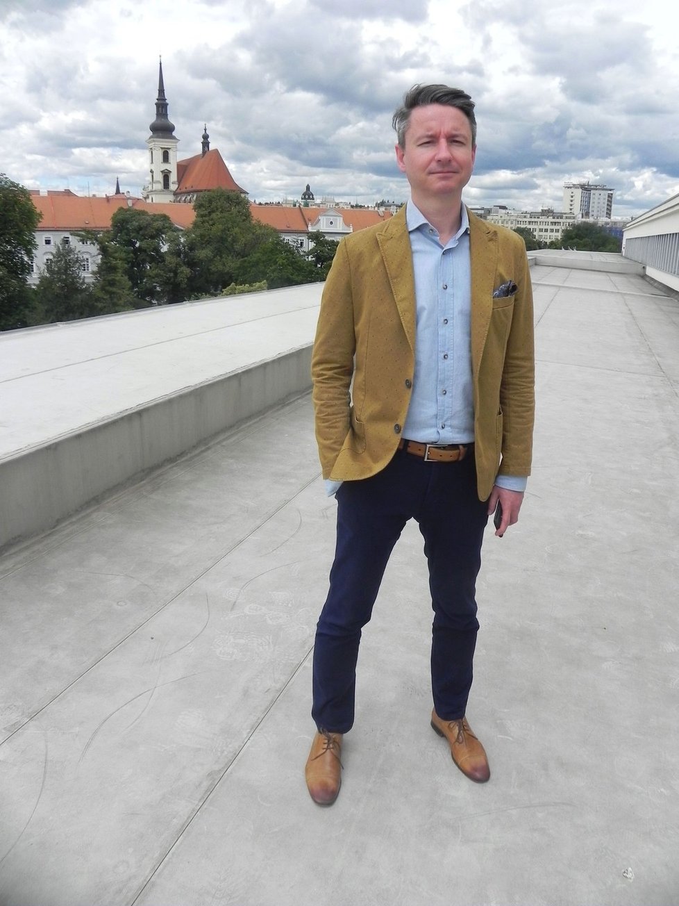 Ředitel Národního divadla Brno Martin Glaser při prohlídce střechy Janáčkova divadla. I ta projde opravou