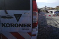Mrtvola ve Vltavě! Na Janáčkově nábřeží ohledávají tělo policisté