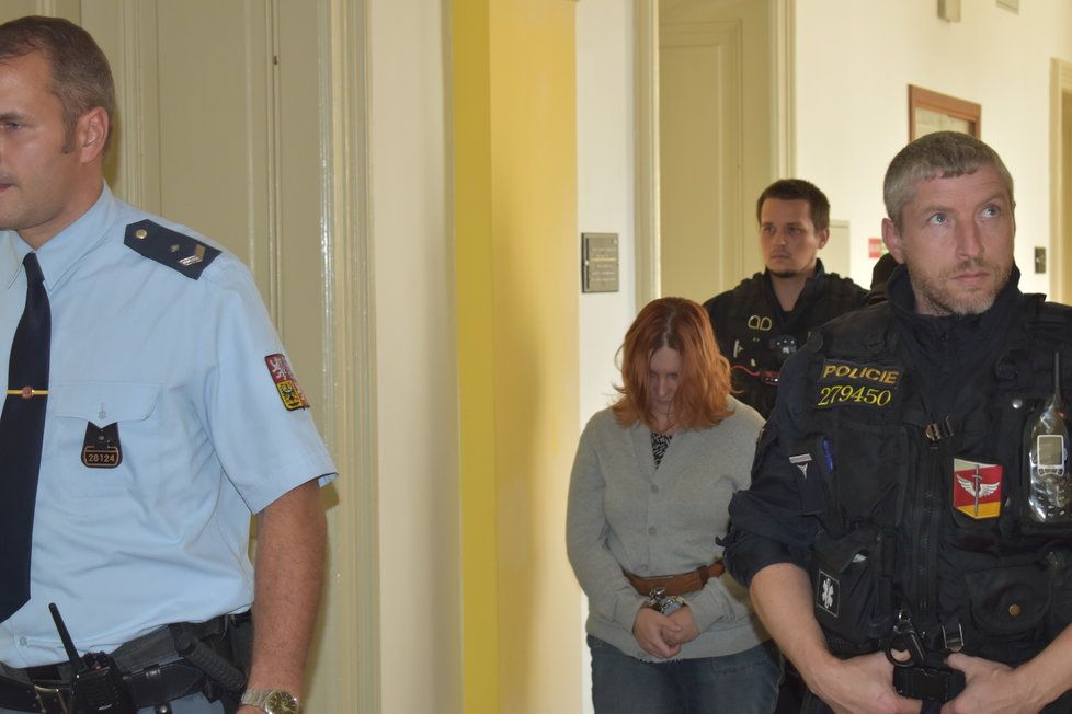 Eskorta přivádí Petru Janákovou (29) k Okresnímu soudu v Opavě, kde se bude rozhodovat o vazbě. Třicetiletý trest za vraždu jí byl přerušen kvůli těhotenství, porodila koncem srpna.