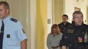 Eskorta přivádí Petru Janákovou (29) k Okresnímu soudu v Opavě, kde se bude rozhodovat o vazbě. Třicetiletý trest za vraždu jí byl přerušen kvůli těhotenství, porodila koncem srpna.