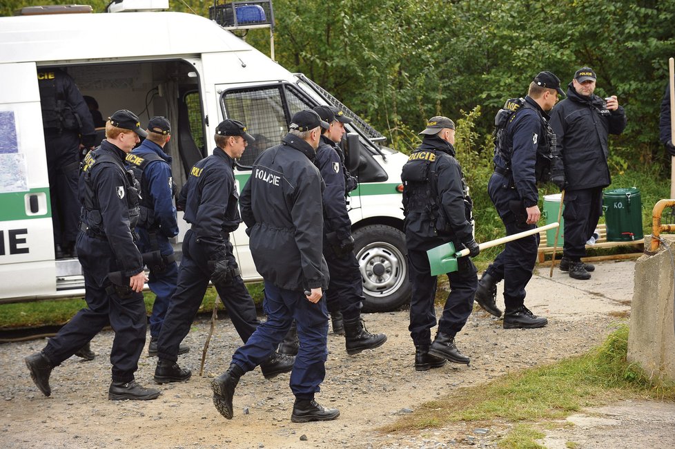 Podezřelý pravděpodobně neřekl, kde by Anička mohla být. Muži v uniformách prohledávali desítky tisíc metrů čtverečních nepřehledného terénu.