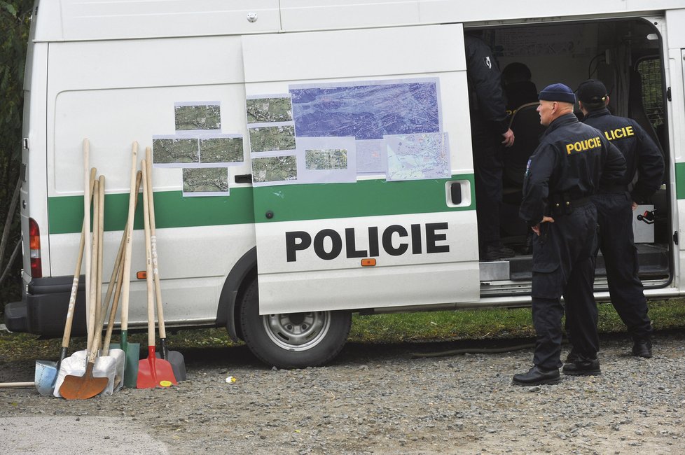 Policie rozdělila Troju na několik sektorů, do kterých postupně vyráželi pátrači.