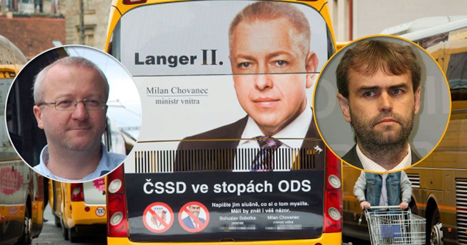 Radim Jančura (vlevo) umístil na své autobusy velkoformátovou fotku s Milanem Chovancem. Ve sporu o policii chce tímto podpořit odstupujícího šéfa ÚOOZ Roberta Šlachtu (vpravo)