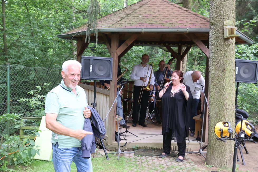 Tradiční letní party Petra Jandy se nesla ve znamení hesla „NARUBY“.