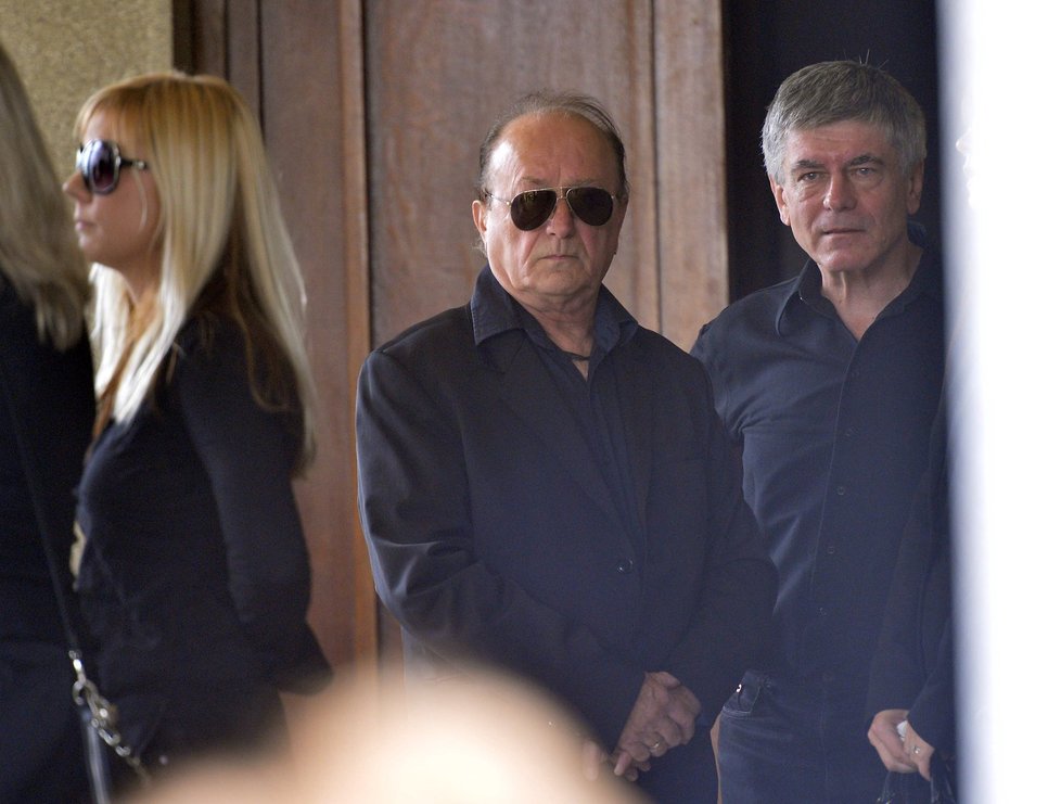 Frontman skupiny Olympic Petr Janda (uprostřed) na pohřbu bubeníka kapely Milana Peroutky. Později se ujal smuteční řeči.