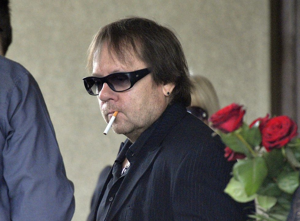 Klávesista Jiří Valenta ze skupiny Olympic si před pohřbem bubeníka kapely Milana Peroutky zapálil cigaretu.