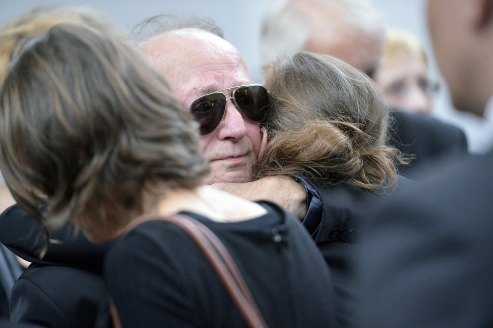 Petr Janda se v slzách objímá s rodinou zesnulého bubeníka Františka Peroutky.