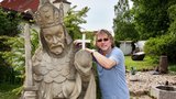 Zručný „zahradník“ Dalibor Janda: Na zahradě mu stojí vzácné sochy českých panovníků