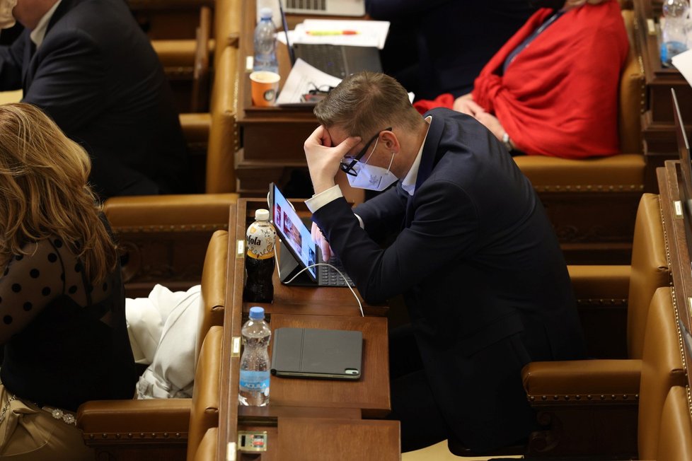 Poslanec Jakub Janda (ODS) si krátil chvíli brouzdáním v tabletu.