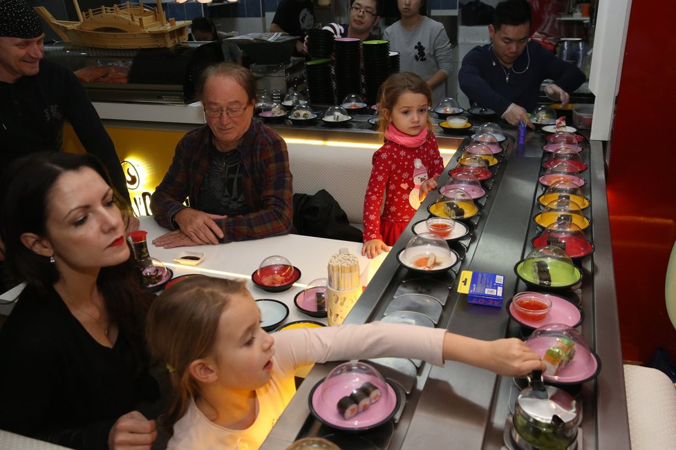 Petr Janda si s manželkou a dcerami pochutnával na sushi.