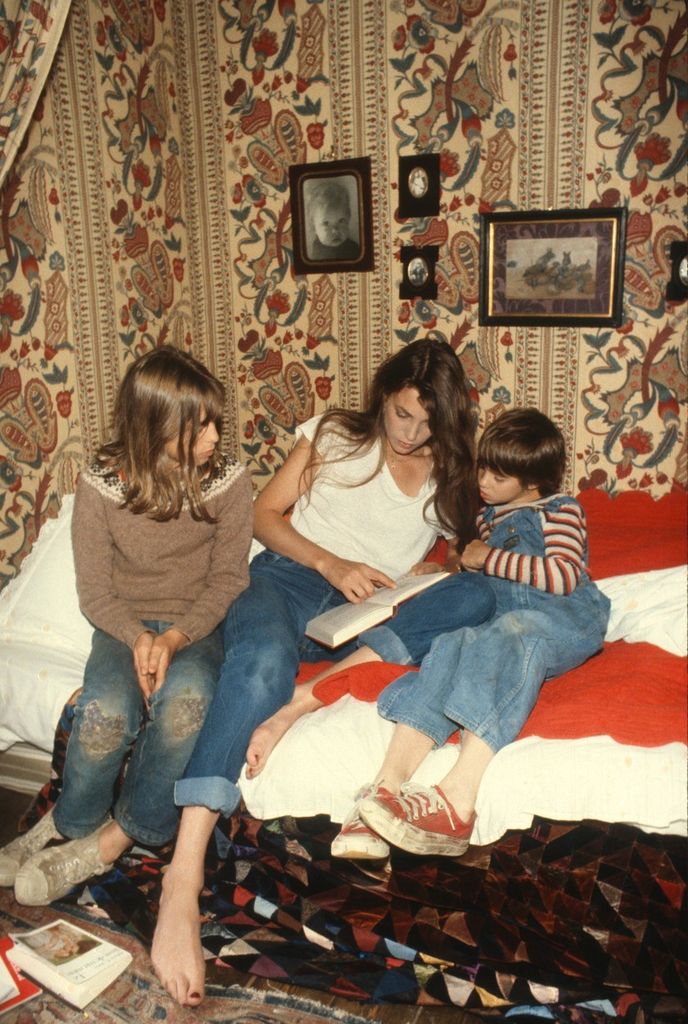 Jane Birkin s Kate a Charlotte v roce 1982, kdy se narodila i Lou. Na sobě má svou nejoblíbenější uniformu: bílé triko a džíny