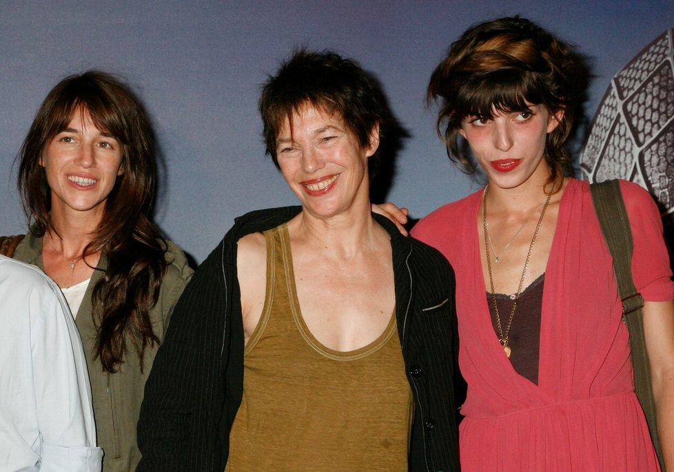 Britská herečka a módní ikona Jane Birkinová se staršími dcerami.