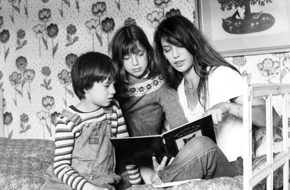 Britská herečka a módní ikona Jane Birkinová se svými dcerami.