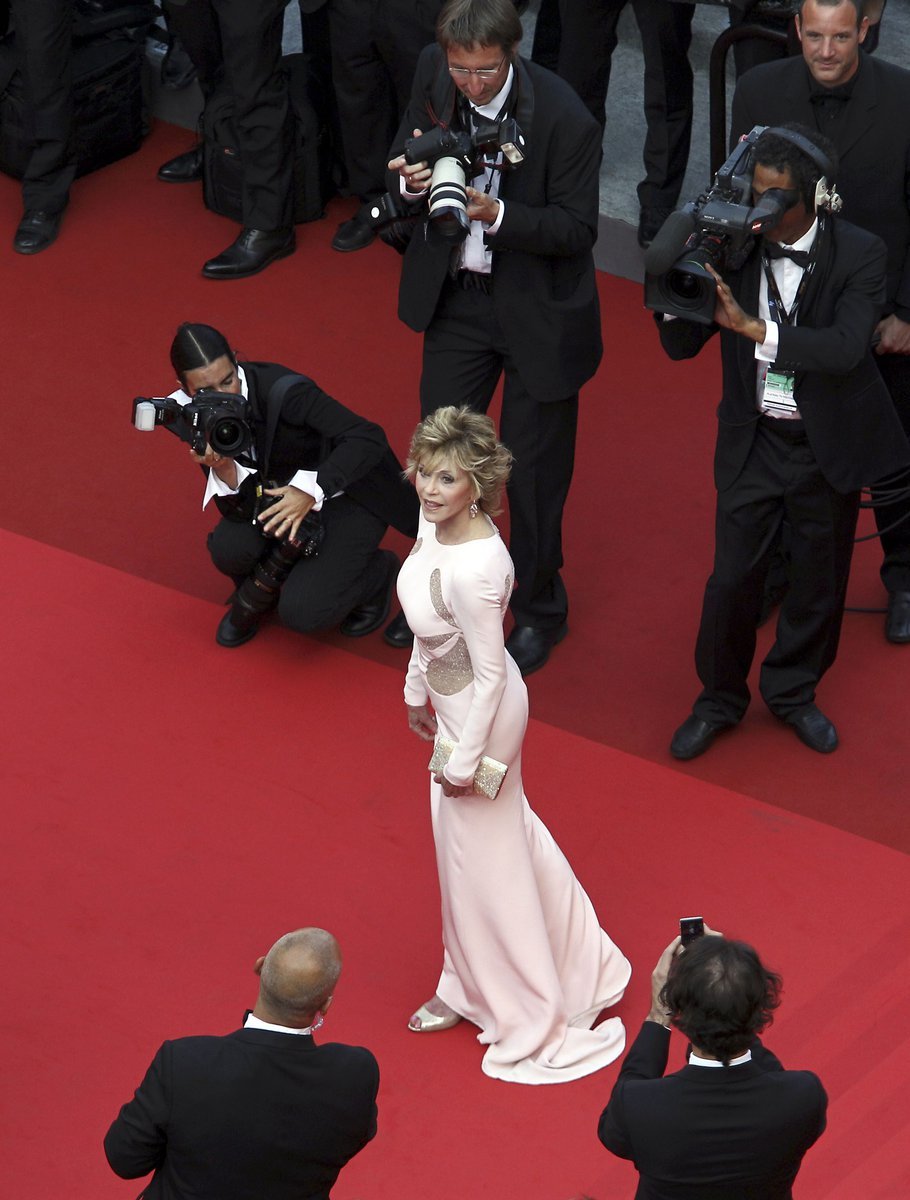 Hollywoodské krásce Jane Fonda by třiasedmdesát let asi nikdo nehádal. Její dokonalá postava všem přítomným v Cannes vyrazila dech.