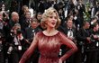 Jane Fonda ladí s červených kobercem v Cannes. 