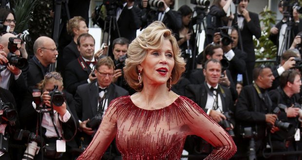 Jane Fonda ladí s červených kobercem v Cannes.