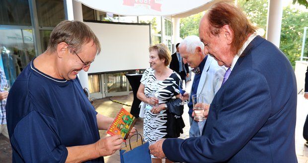 Janečka zahrnuli gratulanti spoustou dárků.