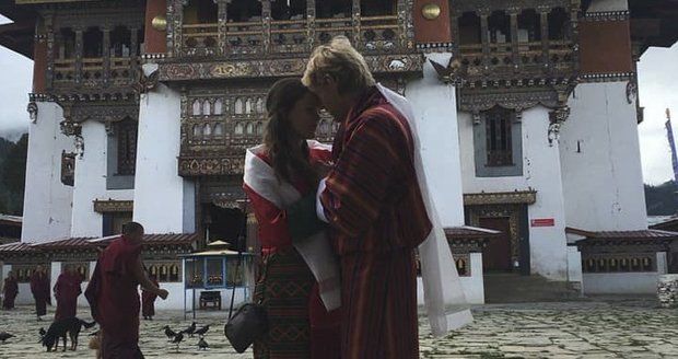 Karel Janeček se před dvěma roky v Bhútánu oženil s Lilií.