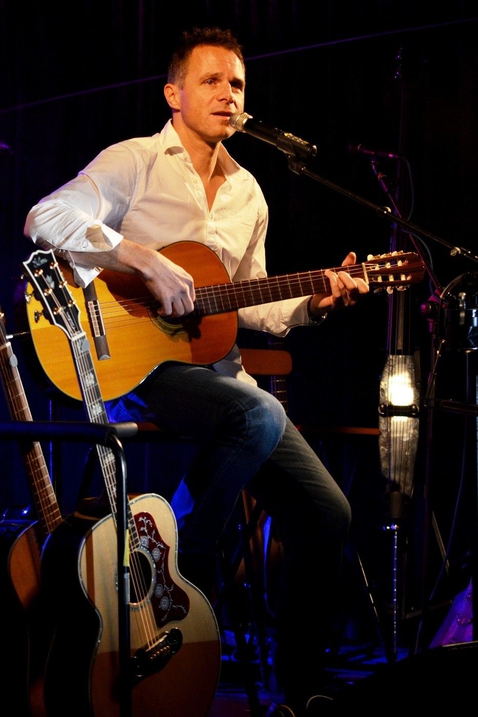 Janek Ledecký s neodmyslitelnou kytarou.