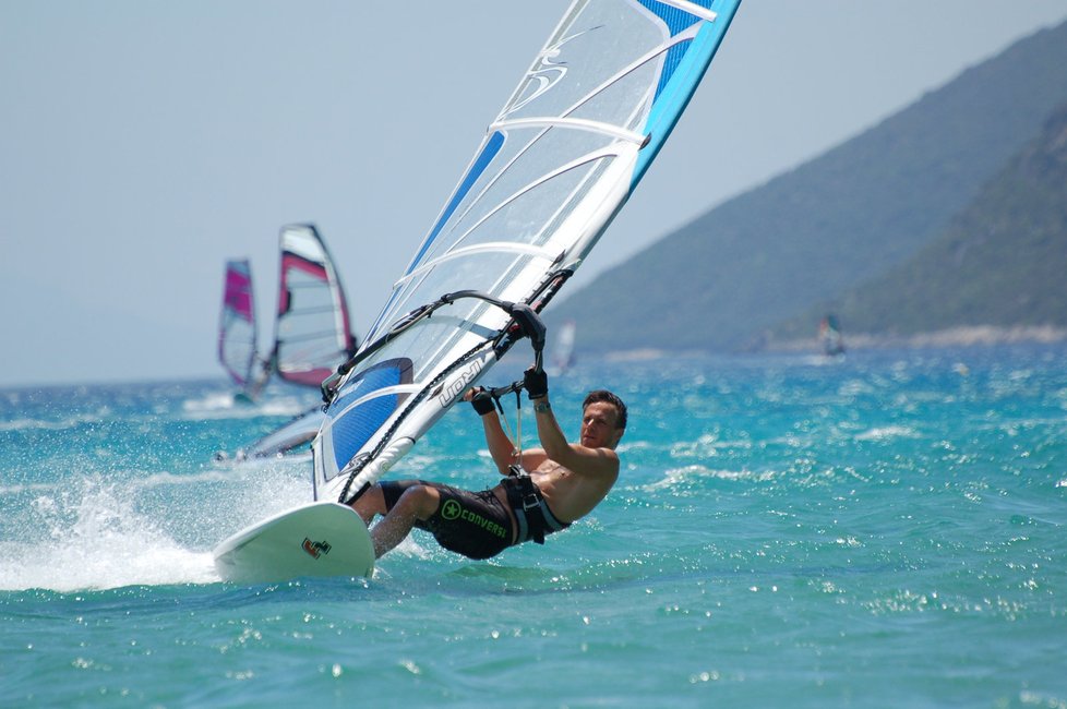 Oblíbená záliba Ledeckého. Dovádění na windsurfingu ho dokáže zabavit na několik hodin.