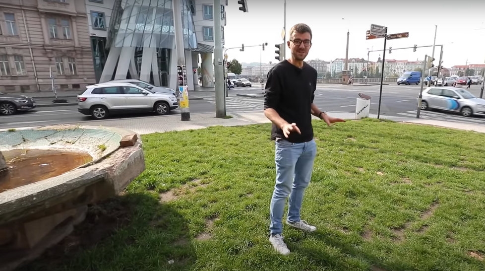 Během covidu zde youtuber Janek Rubeš známý ze svého pořadu Kluci z Prahy vysázel s partou kamarádů trávník. Ten už ale zase turisté zničili