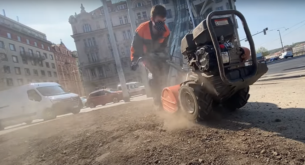 Během covidu zde youtuber Janek Rubeš známý ze svého pořadu Kluci z Prahy vysázel s partou kamarádů trávník. Ten už ale zase turisté zničili