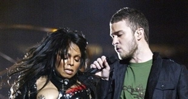 Janet Jackson svůj piercing předvedla při finále sportovního zápasu, kde zpívala s Justinem Timberlakem