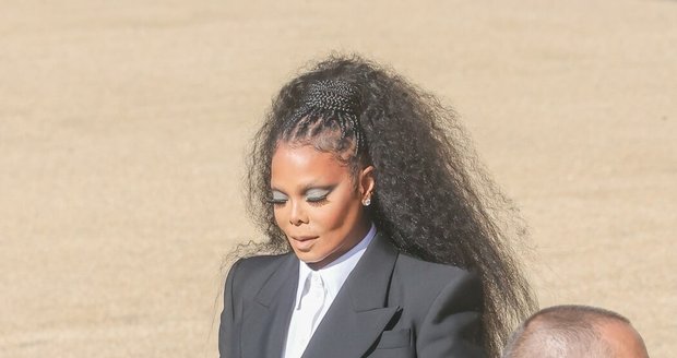 Janet Jackson si nechává zmenšovat nos jako její bratr Michael a začíná se mu čím dál více podobat.