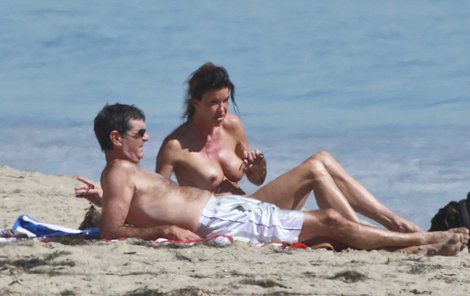 Odhalená Janice Dickinson s přítelem na pláži v Malibu.