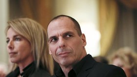 Řecký ministr financí Varufakis s manželkou Danae je zásadně proti reformnímu balíčku.